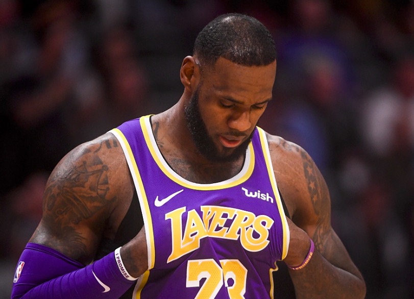 爱游戏官方入口-雄鹿险胜立陶宛男篮，詹姆斯制霸全场