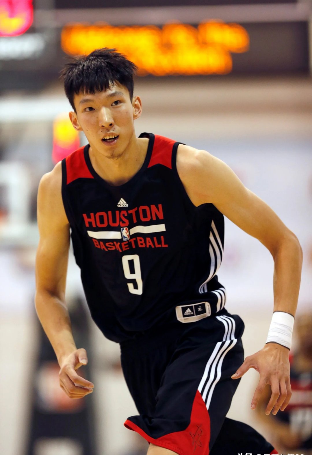 爱游戏tv-广东队完胜山东队，周琦高光表现