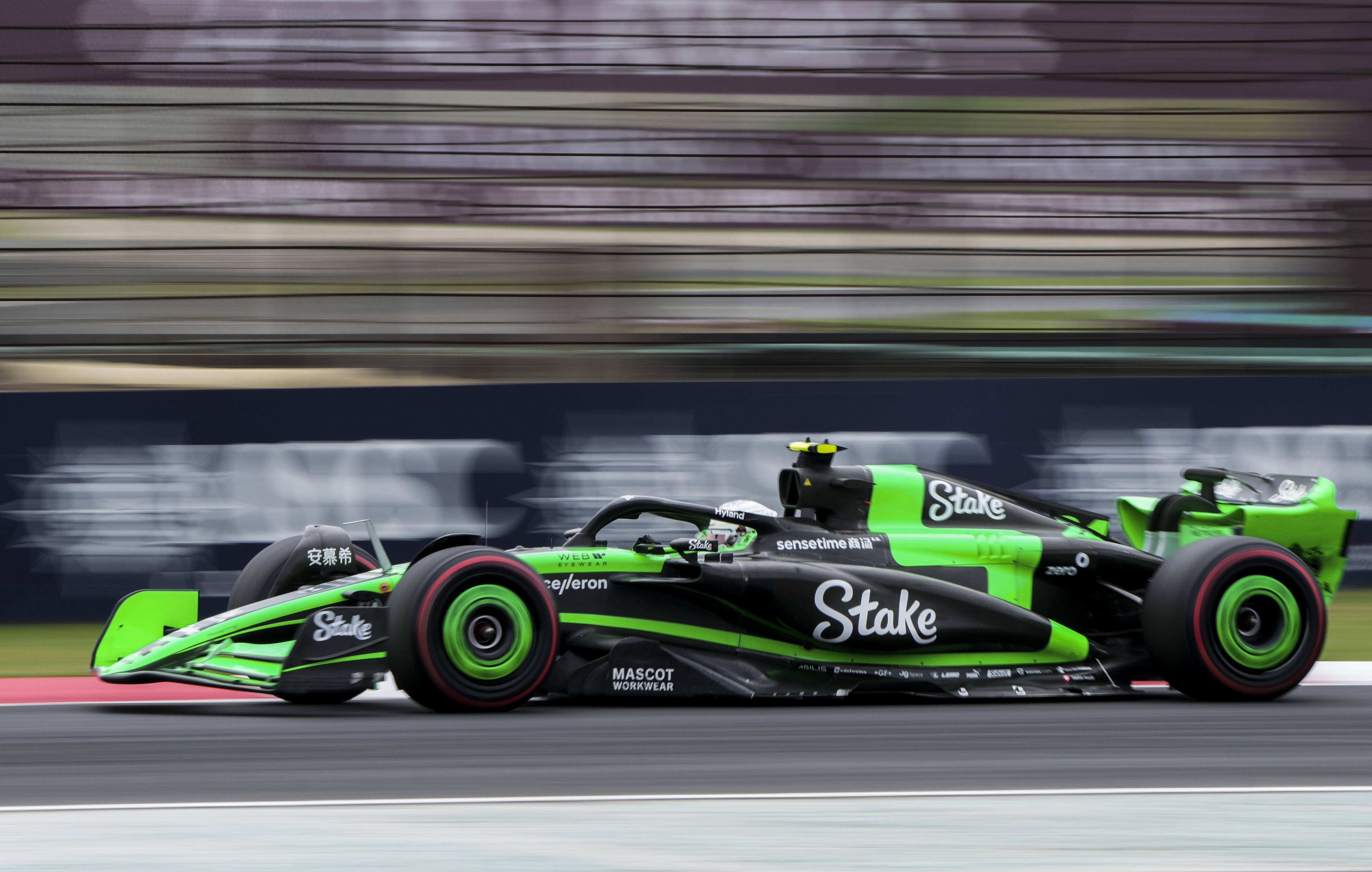 梅赛德斯翻盘雷诺车队，周冠宇点燃赛场