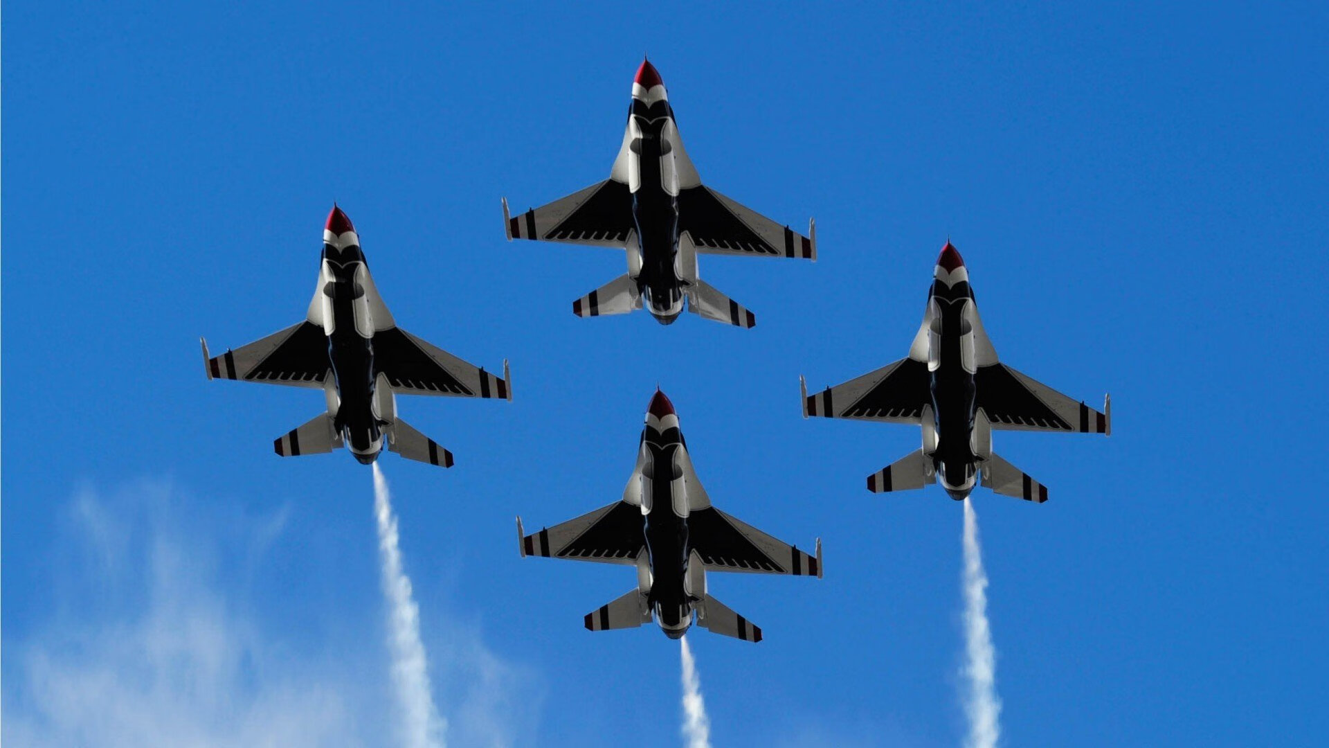 迈凯伦险胜红牛车队，勒克莱尔状态火热