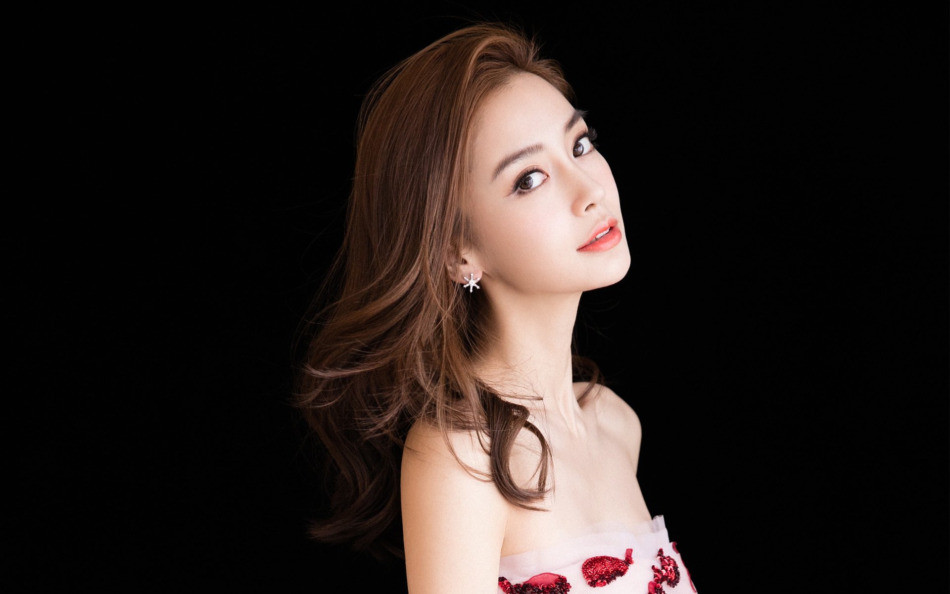 NBA季后赛之夜，德布劳内错位时空主宰比赛走向，一次传球撕裂的不只是防线